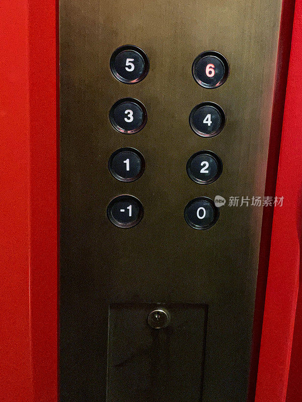 电梯/电梯按键的特写图像，不锈钢控制面板